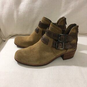 UGG Australia Patsy Tan Suede Ankle Boots size 8